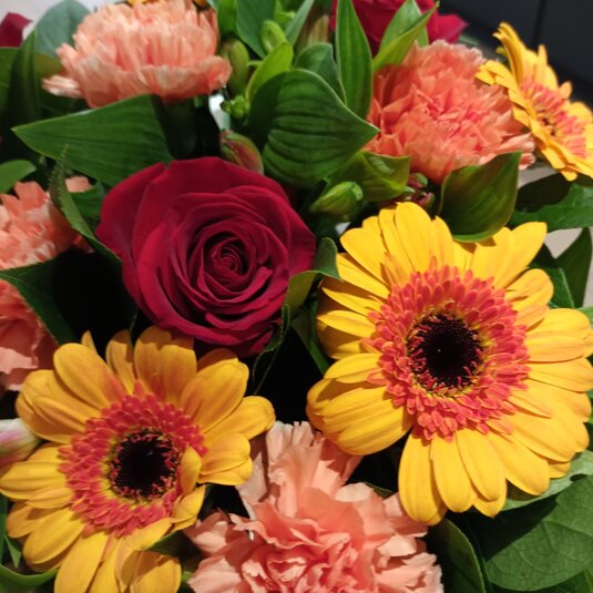 Boeket oranje, gele en  rode bloemen 