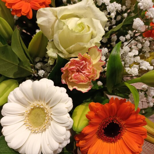 Boeket oranje en witte bloemen 